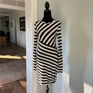 Diane Von Furstenberg black and white stripe sheath long sleeve size 4 dress